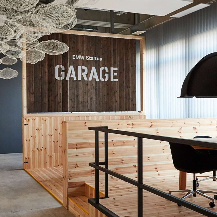 A glimpse into the BMW Group Startup Garage, a meeting place designed with lots of wood and metal.