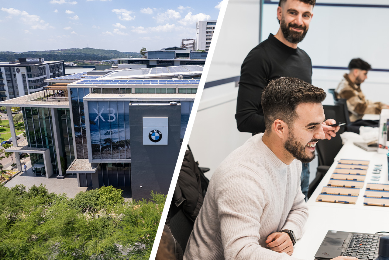 Ein BMW i3 in einem Carport, der sich an einer Ladestation auflädt.