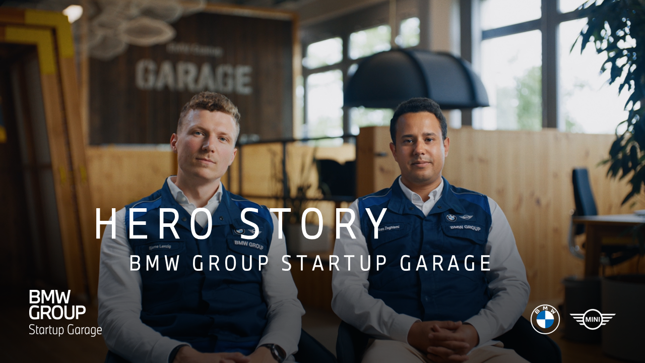 Bjarne and Firas, BMW Group employees sitting in an innovative office environment at the BMW Group Startup Garage