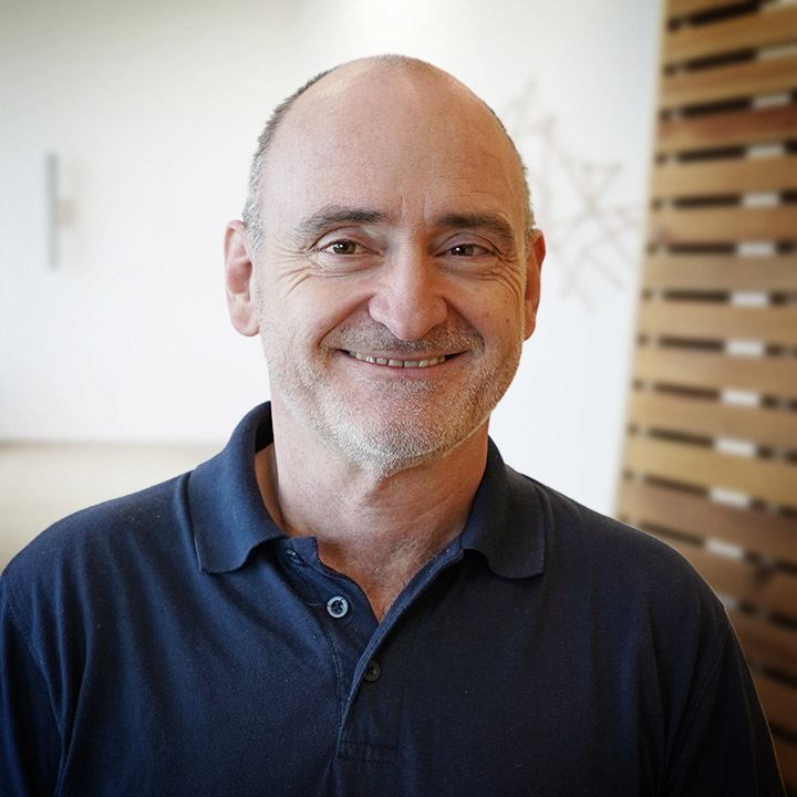 Portrait of Robert Hein smiling at us.