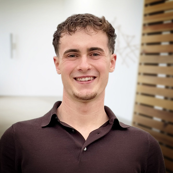 Portrait of Timo Berndt smiling at us.
