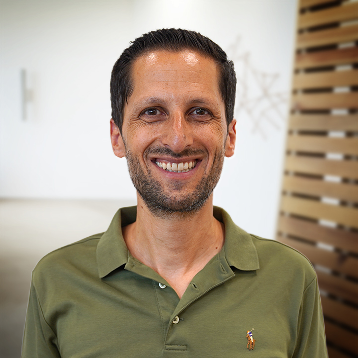 Portrait of Stephan Attar smiling at us.