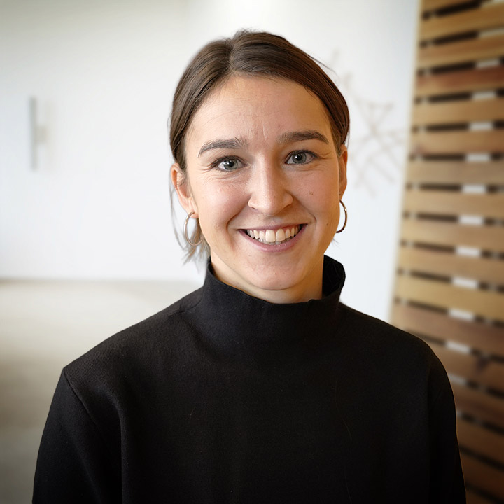 Portrait of Johanna Hinz smiling at us.
