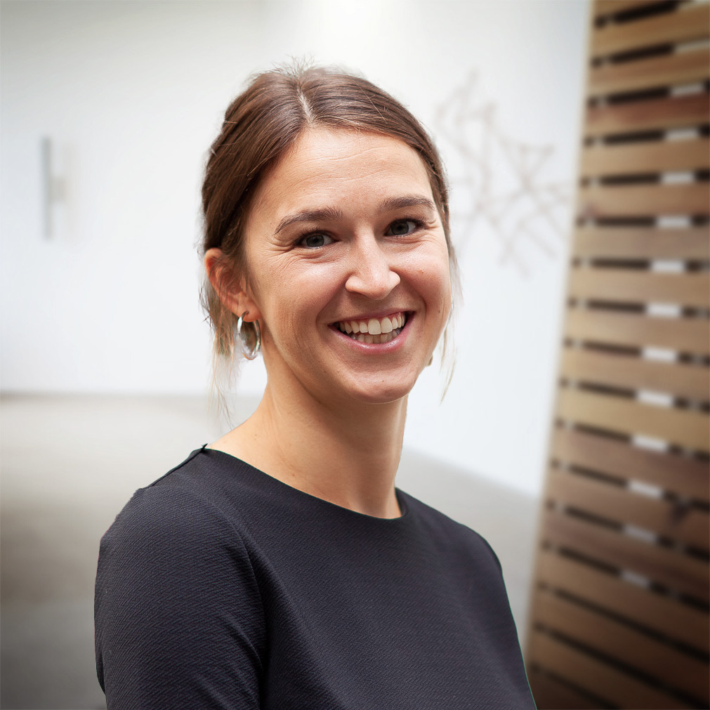 Portrait of Johanna Hinz smiling at us.