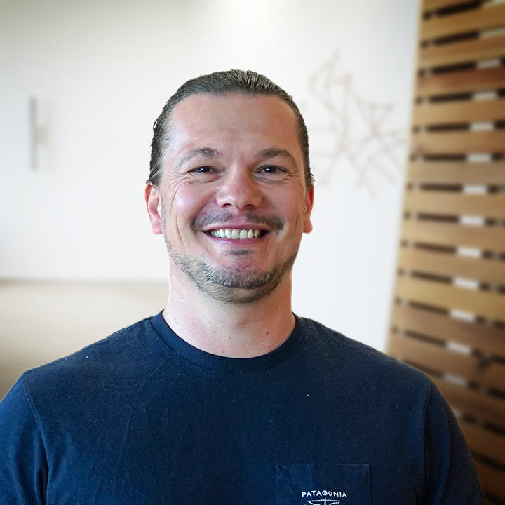 Portrait of Carsten Kraus smiling at us.
