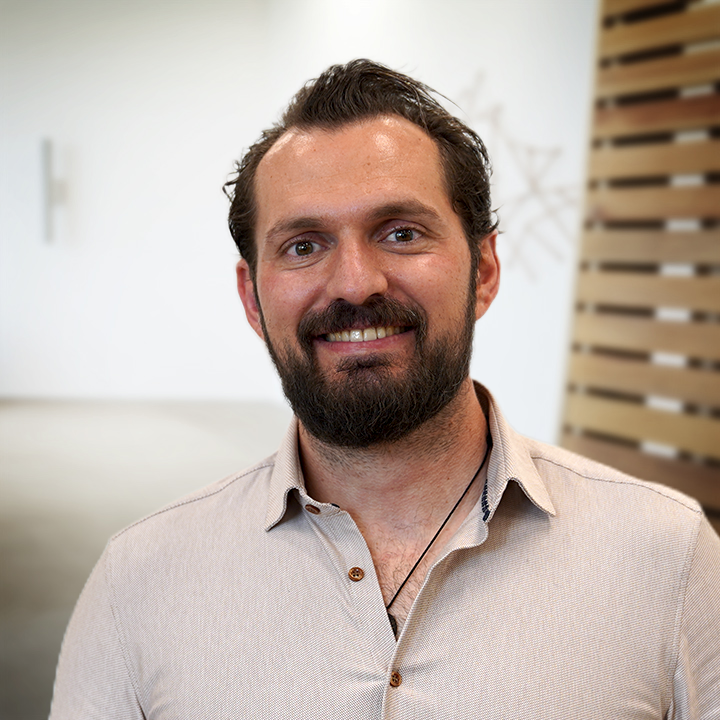 Portrait of Andreas Feil smiling at us.