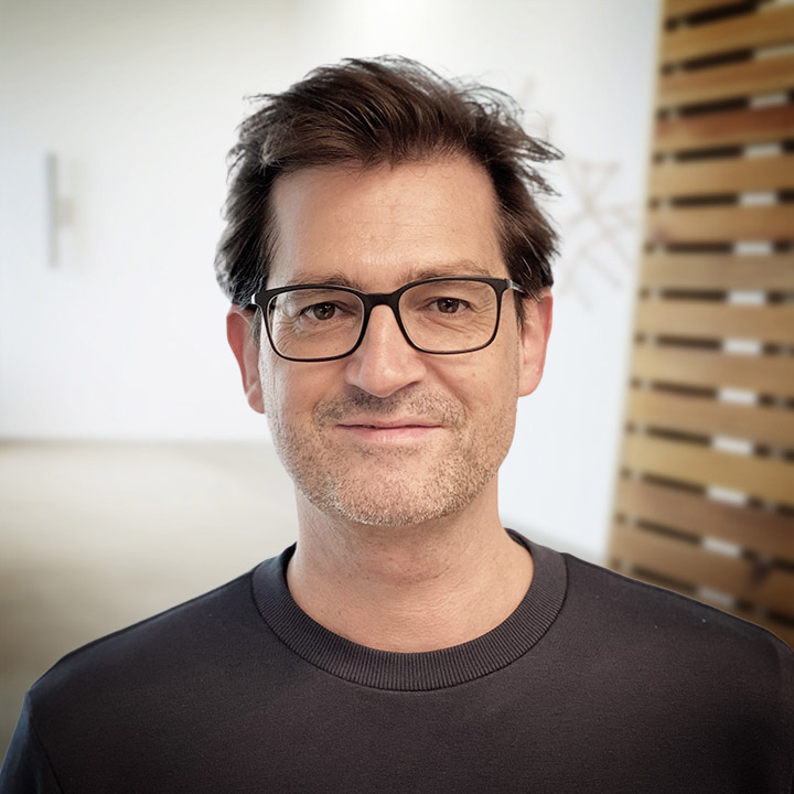 Portrait of Marc Hofmann smiling at us.