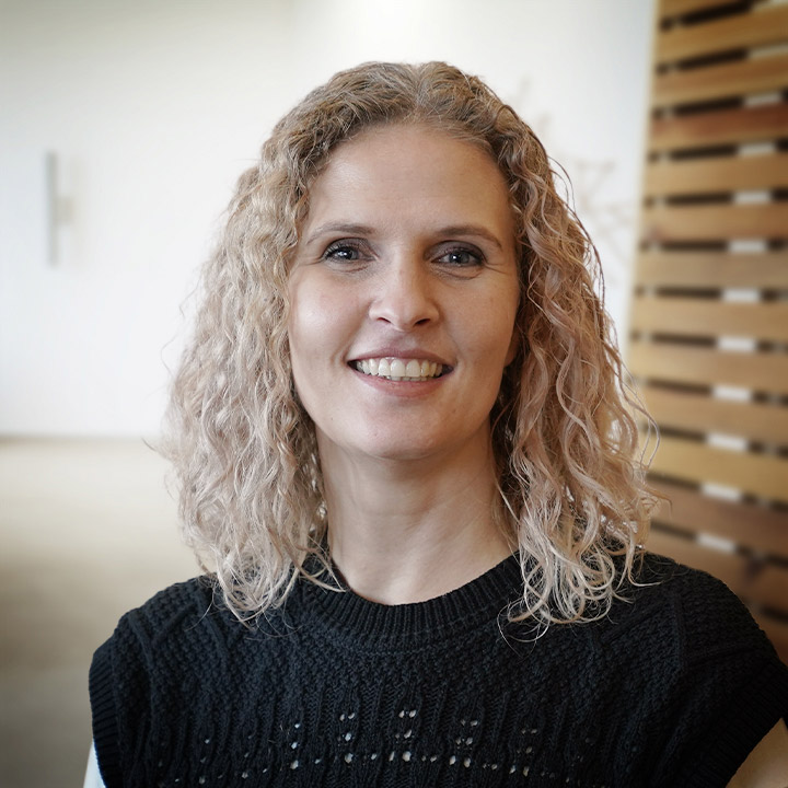Portrait of Susann Poppelreiter smiling at us.