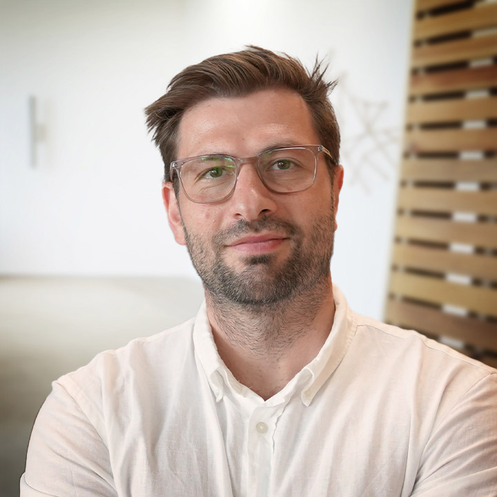 portrait of Pablo Wegmann smiling at us.