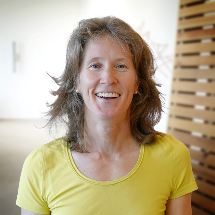 Portrtait of Daniela Sprunk smiling at us.