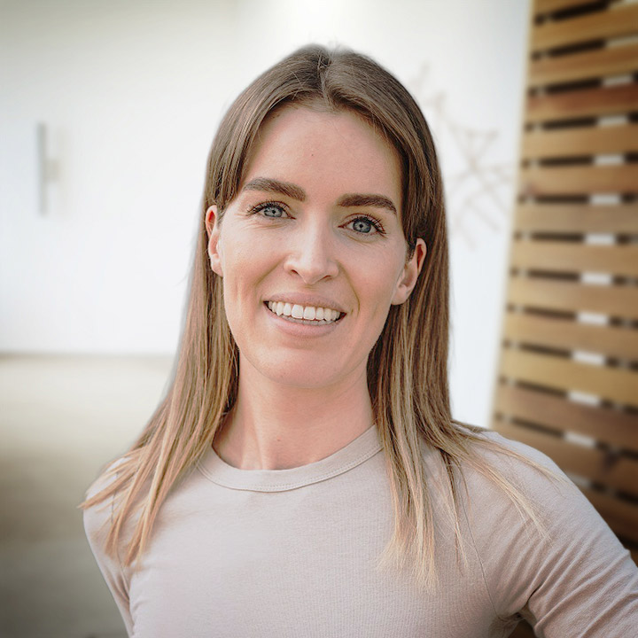Portrait of Mirjam Leiter smiling at us.